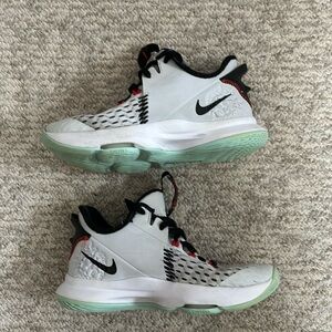 Nike Witness 5 in Pure Platinum/Black/Chile Red